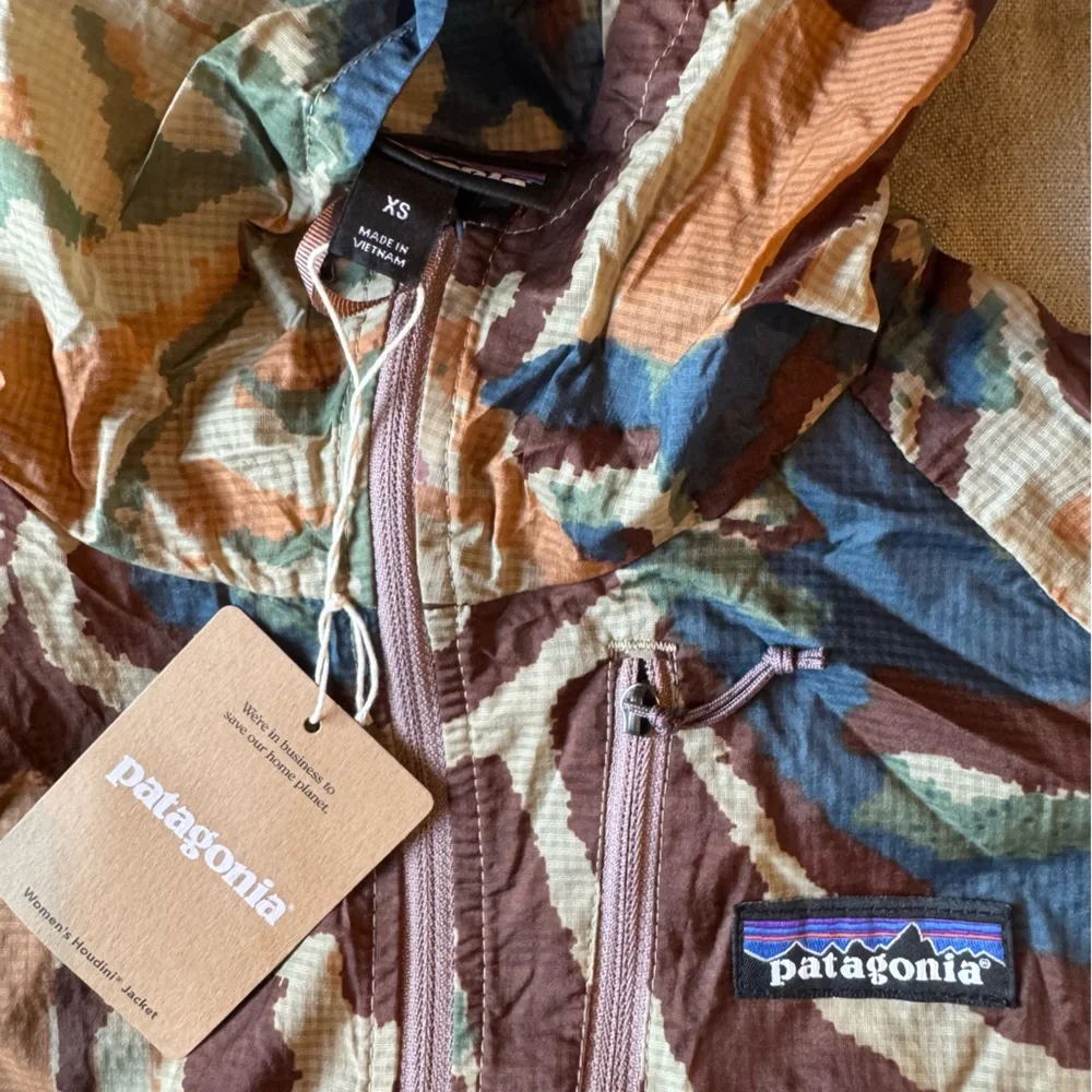 Patagonia Houdini windbreaker in Cone Brown - Picture 3 of 4